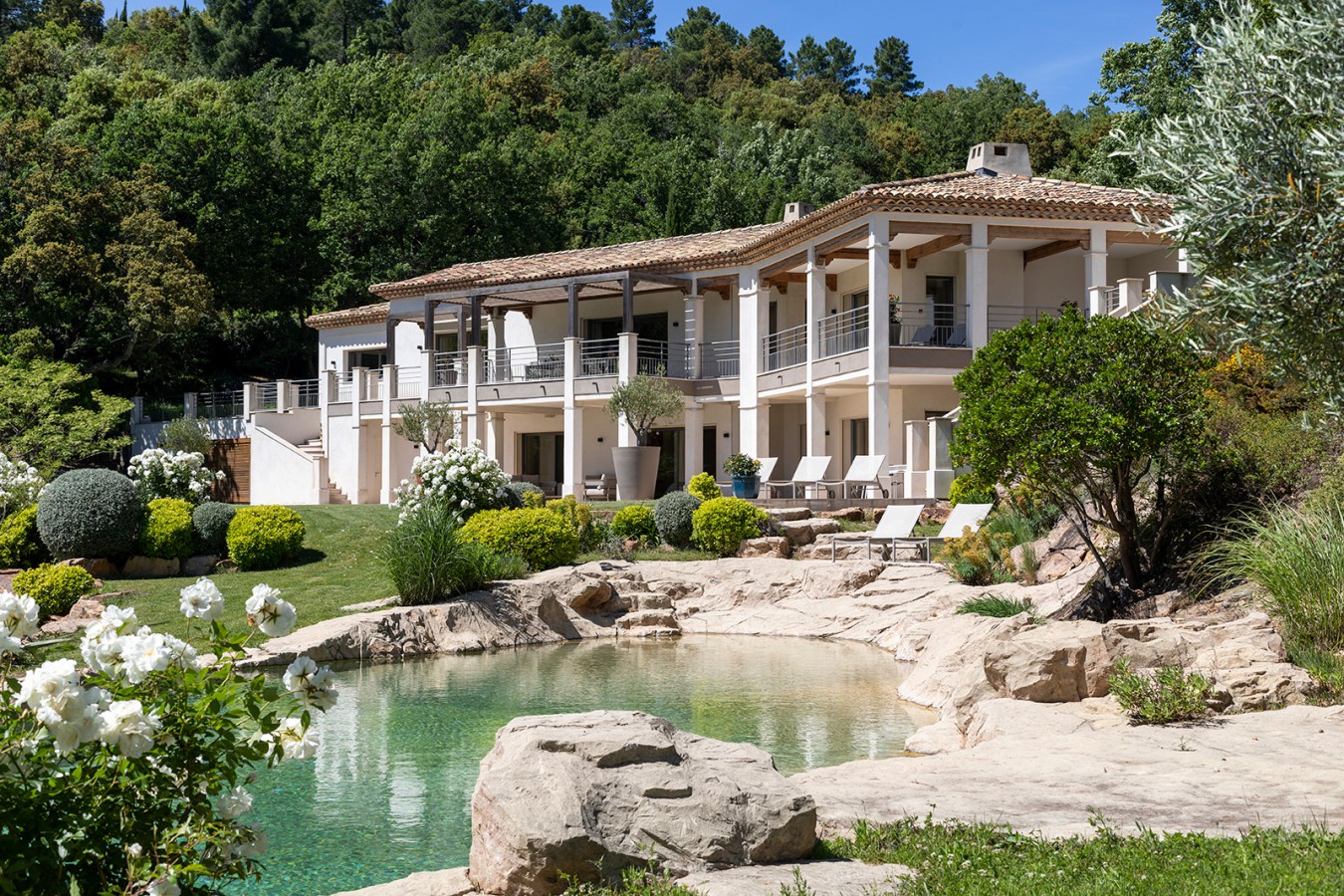 Villa et piscine naturelle